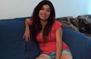 Venezolana pierde con mucho dolor la virginidad de su culo