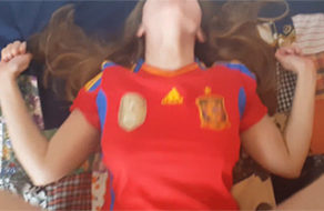 Española de buen culo se graba follando con la camiseta de España puesta